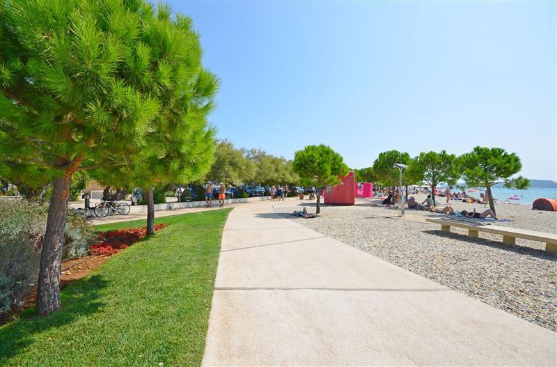 4 Bedroom Villa with Pool near Vodice town, Sibenik Riviera, sleeps 8