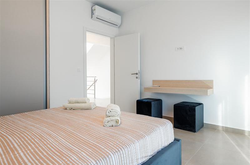 4 Bedroom Villa with Pool near Vodice town, Sibenik Riviera, sleeps 8