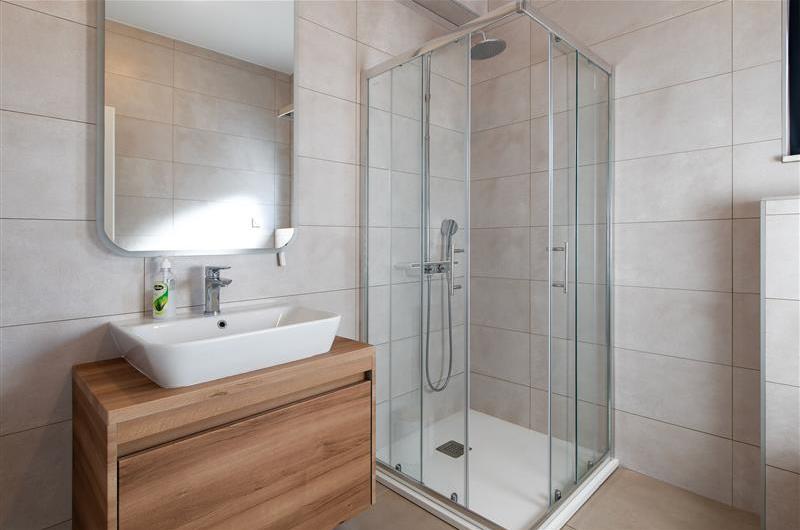 4 Bedroom Villa with Pool near Vodice town, Sibenik Riviera, sleeps 8