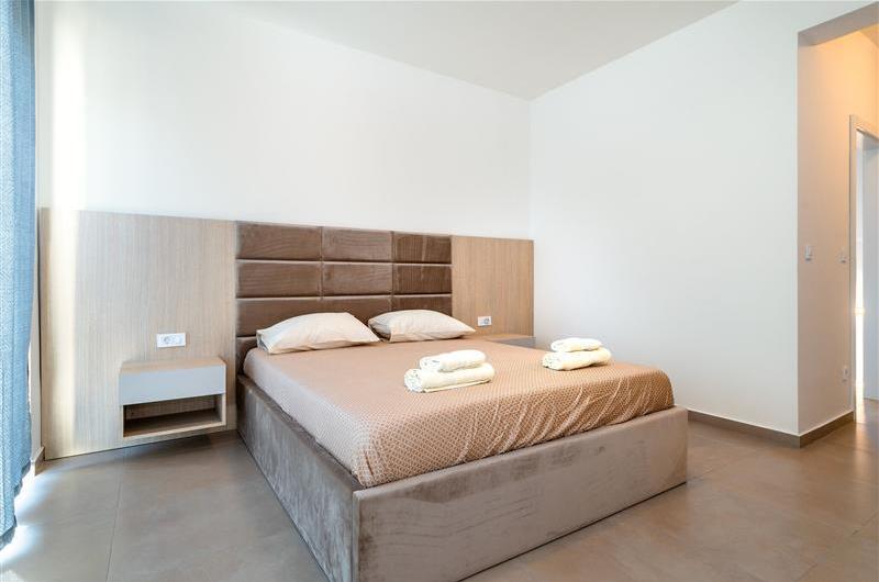 4 Bedroom Villa with Pool near Vodice town, Sibenik Riviera, sleeps 8