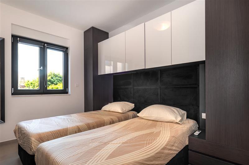 4 Bedroom Villa with Pool near Vodice town, Sibenik Riviera, sleeps 8