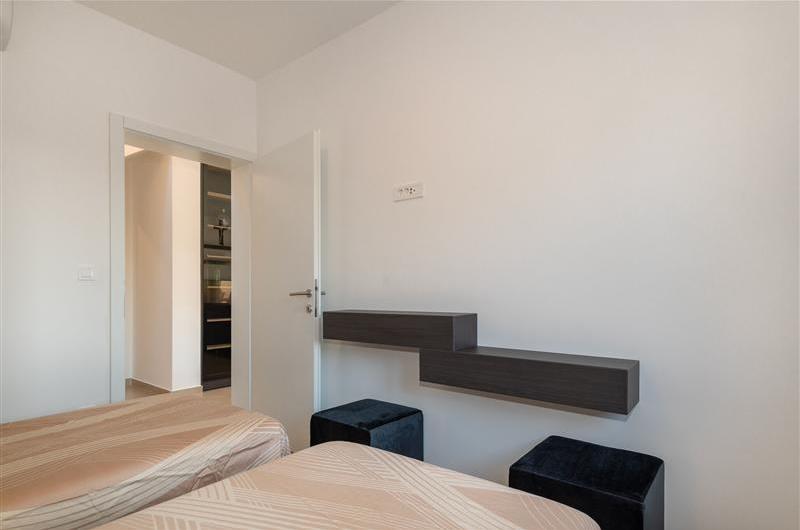 4 Bedroom Villa with Pool near Vodice town, Sibenik Riviera, sleeps 8