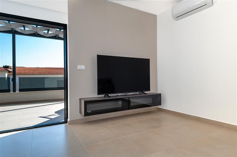 4 Bedroom Villa with Pool near Vodice town, Sibenik Riviera, sleeps 8