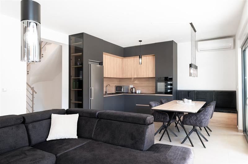 4 Bedroom Villa with Pool near Vodice town, Sibenik Riviera, sleeps 8