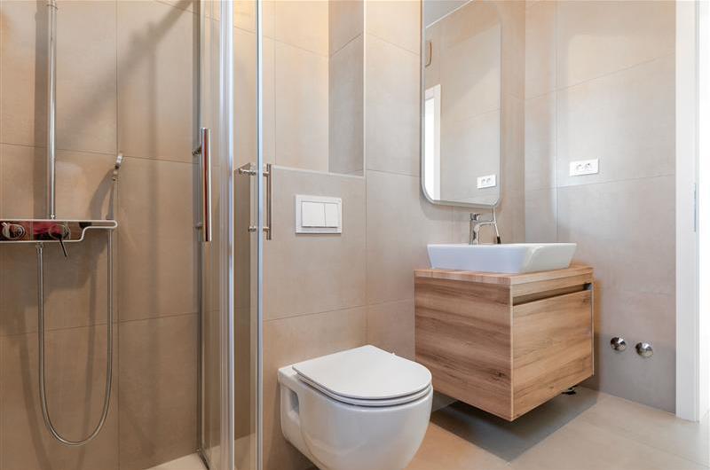 4 Bedroom Villa with Pool near Vodice town, Sibenik Riviera, sleeps 8