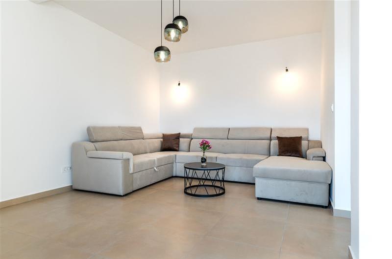 4 Bedroom Villa with Pool near Vodice town, Sibenik Riviera, sleeps 8