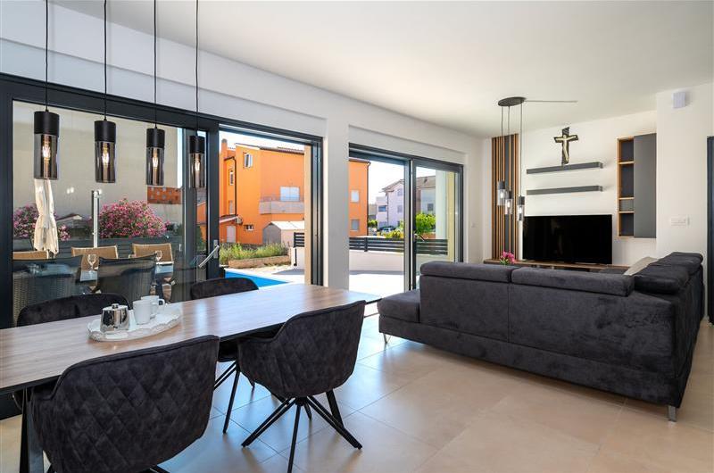 4 Bedroom Villa with Pool near Vodice town, Sibenik Riviera, sleeps 8