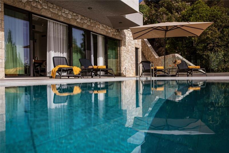 Sea-view villa in Orasac, photograph 1