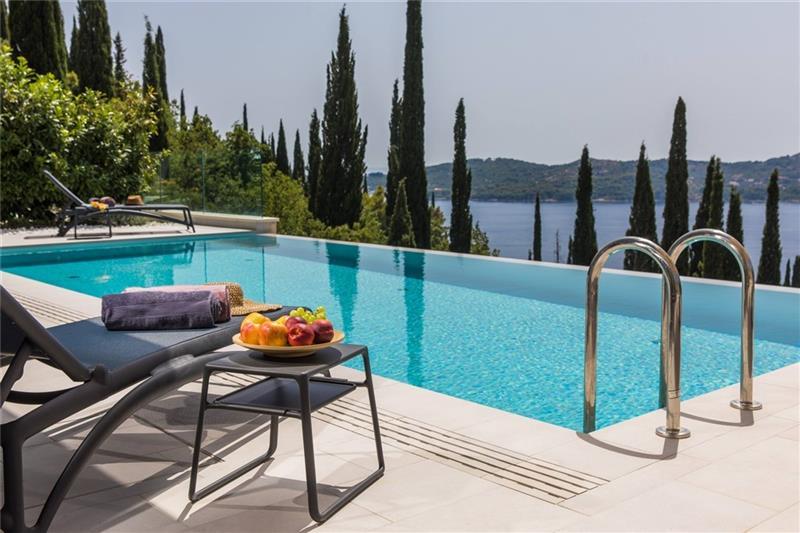 Sea-view villa in Orasac, photograph 1