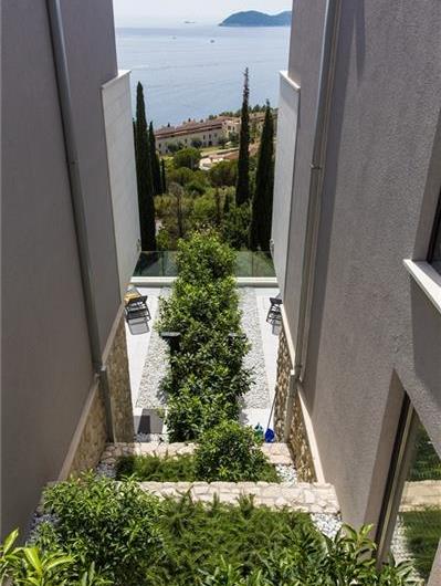 Luxury 5-Bedroom Villa with Sea-Views and Infinity Pool near Dubrovnik – Sleeps 10