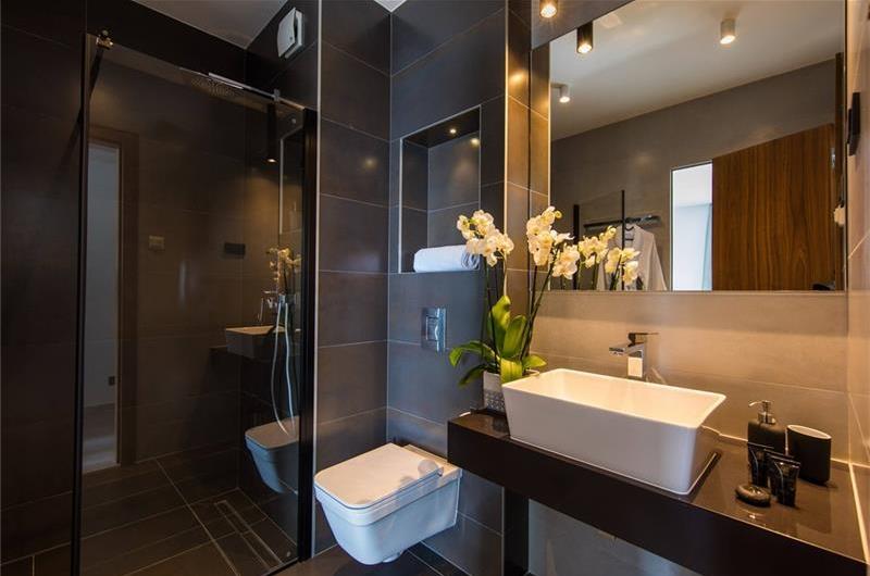 Luxury 5-Bedroom Villa with Sea-Views and Infinity Pool near Dubrovnik – Sleeps 10