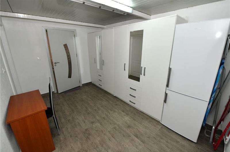 3 Bedroom Villa with Pool & Tennis Court near Sinj, sleeps 8