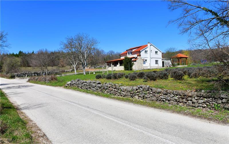 3 Bedroom Villa with Pool & Tennis Court near Sinj, sleeps 8