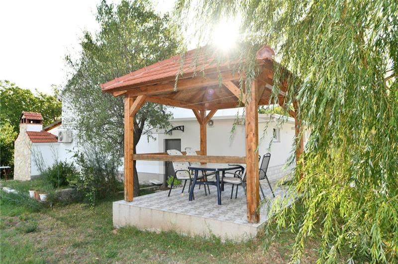 3 Bedroom Villa with Pool & Tennis Court near Sinj, sleeps 8