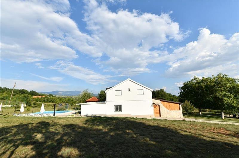 3 Bedroom Villa with Pool & Tennis Court near Sinj, sleeps 8