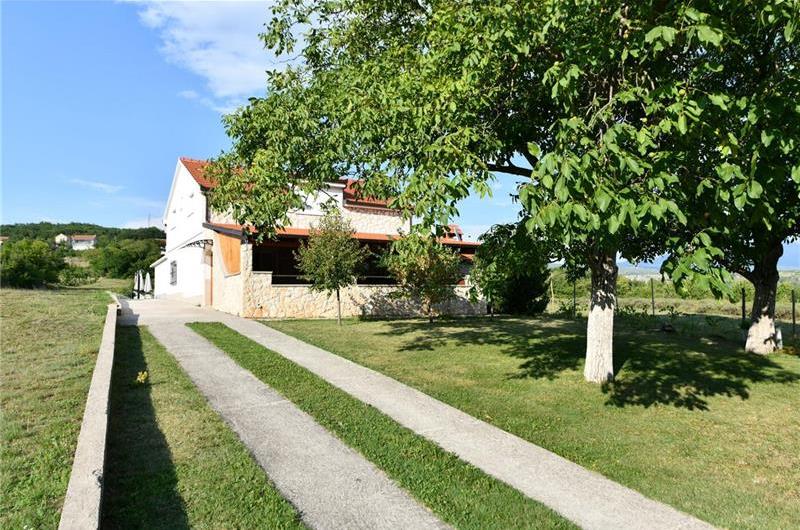 3 Bedroom Villa with Pool & Tennis Court near Sinj, sleeps 8