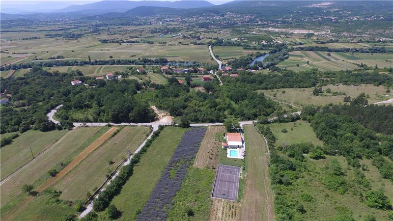 3 Bedroom Villa with Pool & Tennis Court near Sinj, sleeps 8