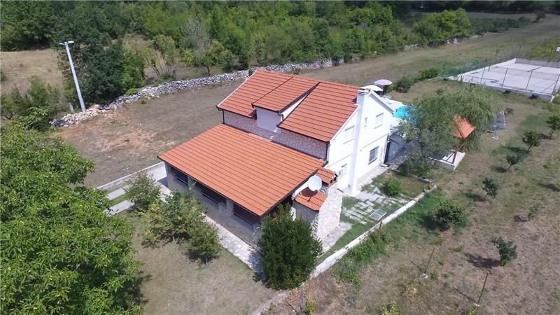 3 Bedroom Villa with Pool & Tennis Court near Sinj, sleeps 8