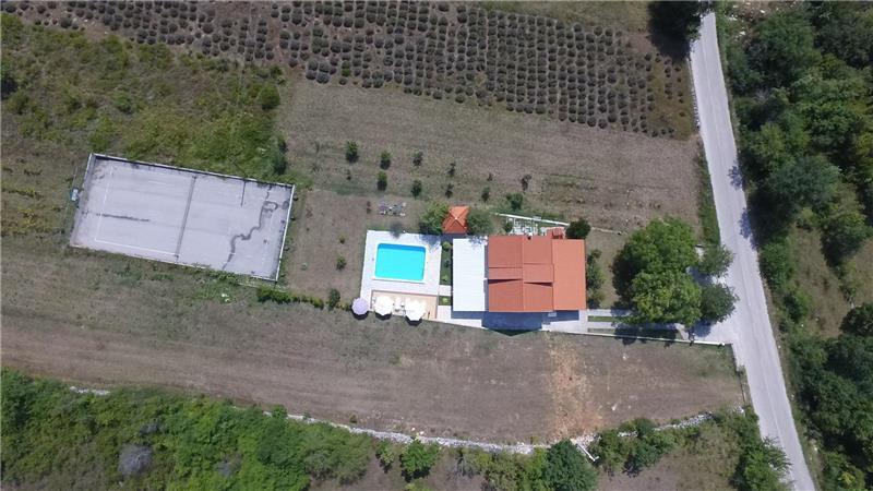 3 Bedroom Villa with Pool & Tennis Court near Sinj, sleeps 8