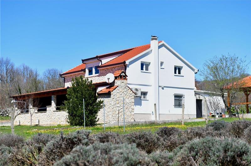 3 Bedroom Villa with Pool & Tennis Court near Sinj, sleeps 8