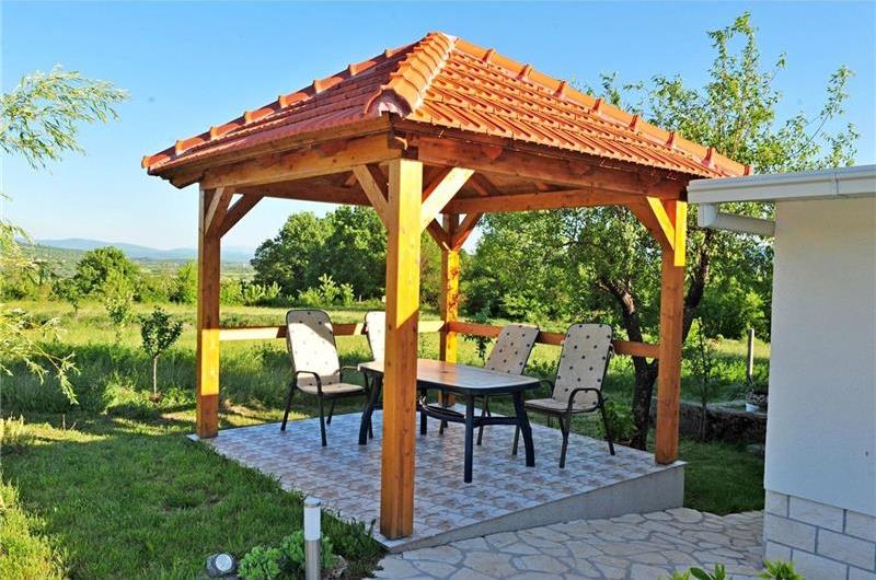 3 Bedroom Villa with Pool & Tennis Court near Sinj, sleeps 8