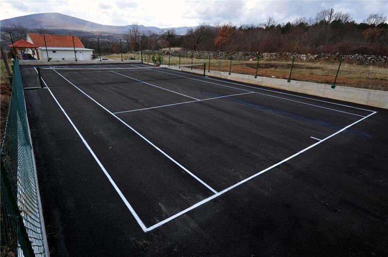 3 Bedroom Villa with Pool & Tennis Court near Sinj, sleeps 8