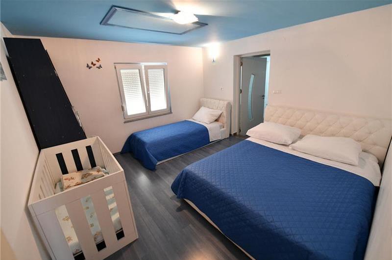 3 Bedroom Villa with Pool & Tennis Court near Sinj, sleeps 8