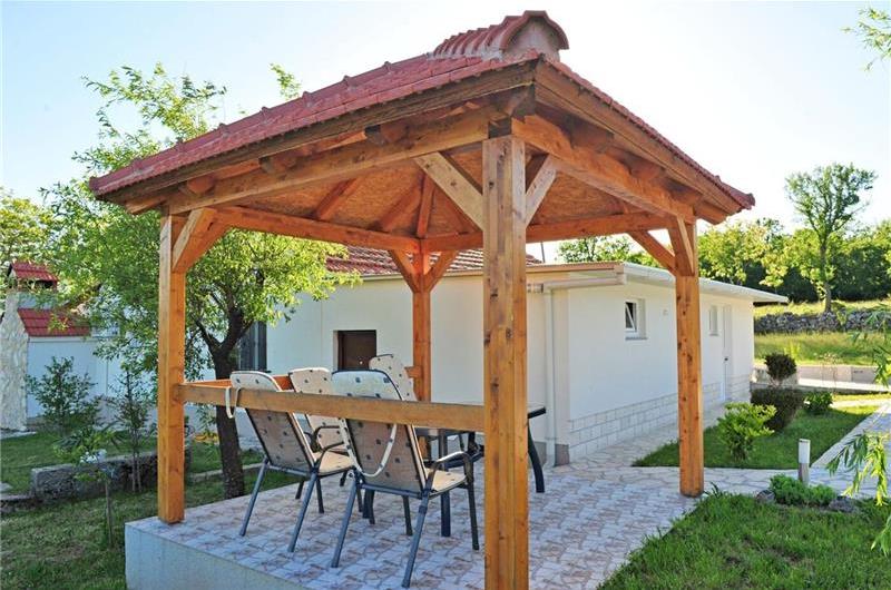 3 Bedroom Villa with Pool & Tennis Court near Sinj, sleeps 8