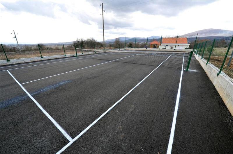 3 Bedroom Villa with Pool & Tennis Court near Sinj, sleeps 8