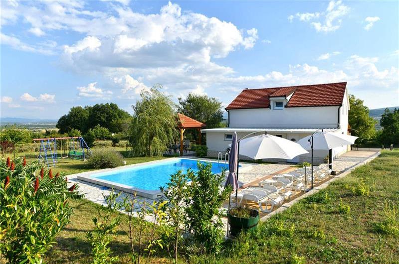 3 Bedroom Villa with Pool & Tennis Court near Sinj, sleeps 8