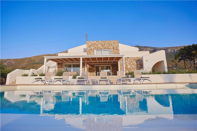 Villa in Sicily, photograph 1