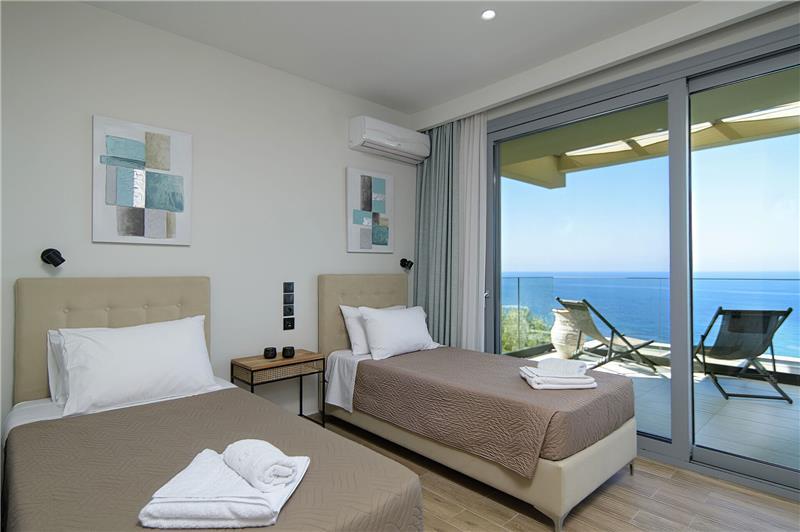 Sea-view villa in Agios Mathaios, photograph 17