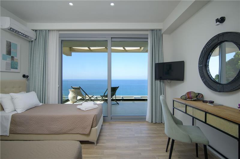 Sea-view villa in Agios Mathaios, photograph 18