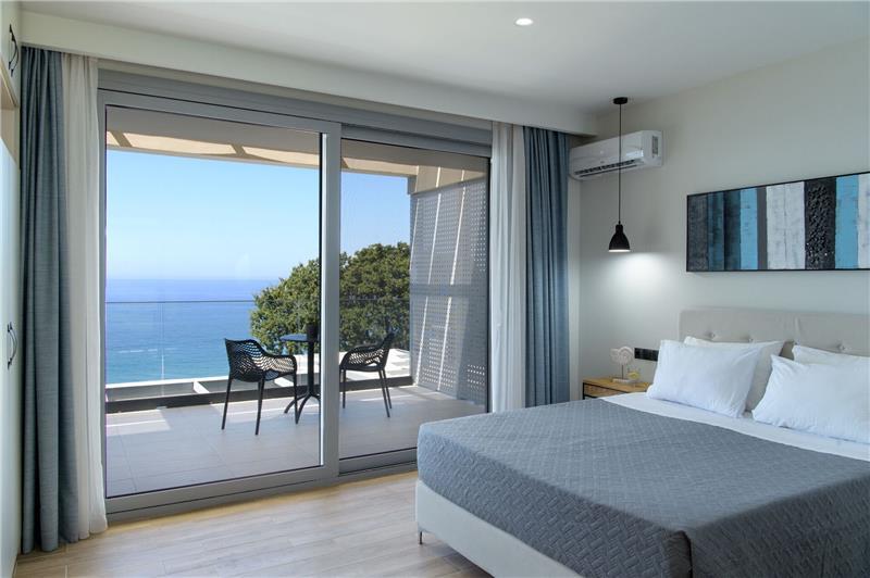 Sea-view villa in Agios Mathaios, photograph 21
