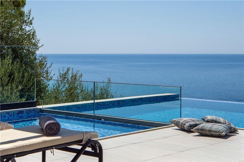 Sea-view villa in Agios Mathaios, photograph 2
