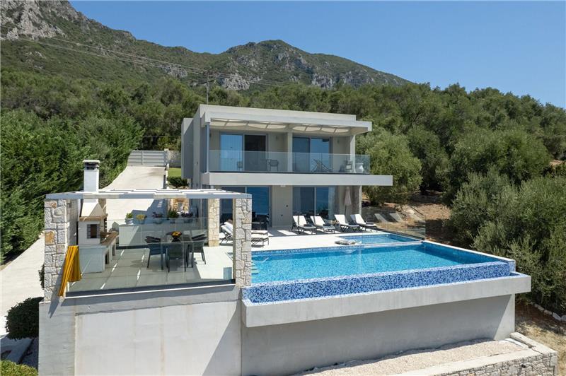 Sea-view villa in Agios Mathaios, photograph 1