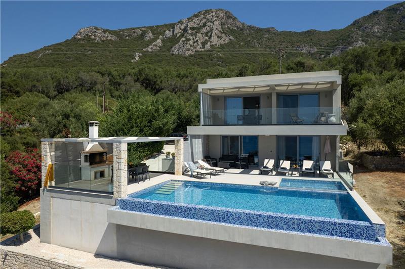 Sea-view villa in Agios Mathaios, photograph 4