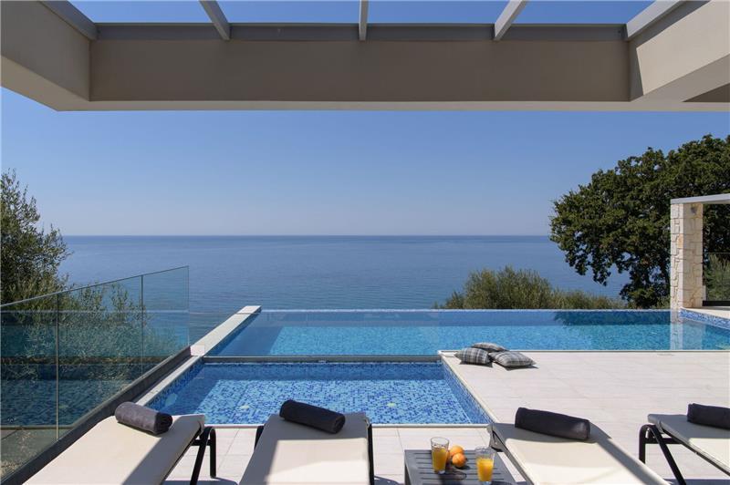 Sea-view villa in Agios Mathaios, photograph 5