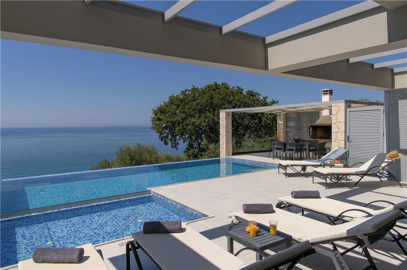 Sea-view villa in Agios Mathaios, photograph 3