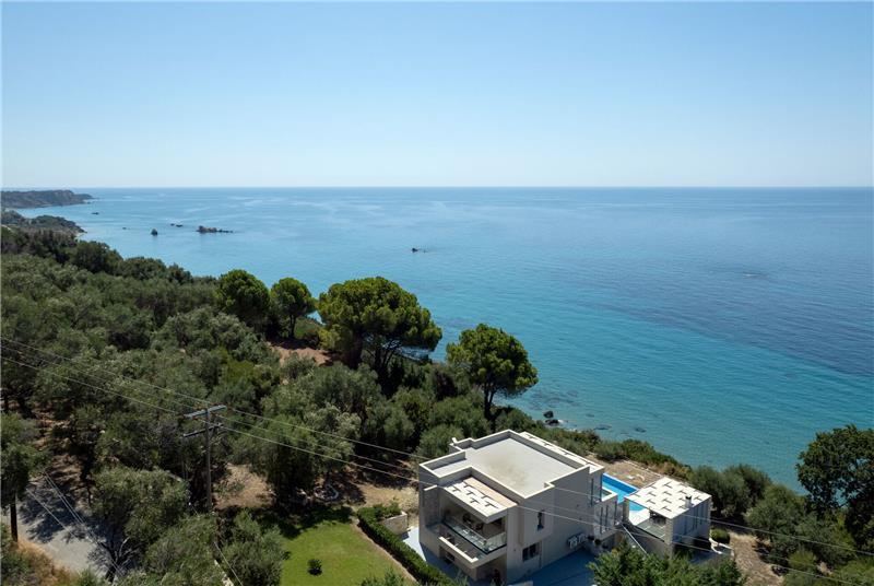 Sea-view villa in Agios Mathaios, photograph 6