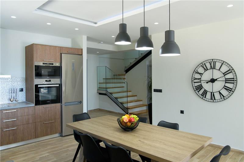 Sea-view villa in Agios Mathaios, photograph 11