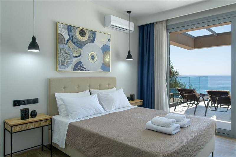 Sea-view villa in Agios Mathaios, photograph 12