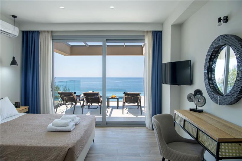 Sea-view villa in Agios Mathaios, photograph 13