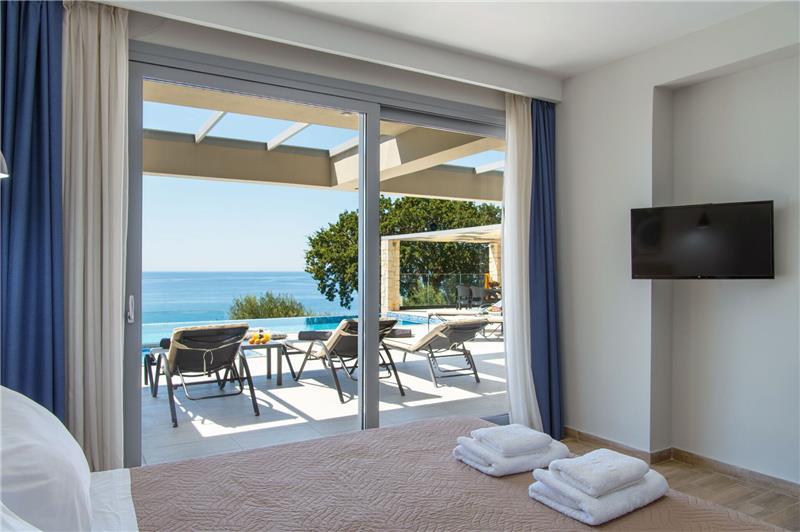 Sea-view villa in Agios Mathaios, photograph 14