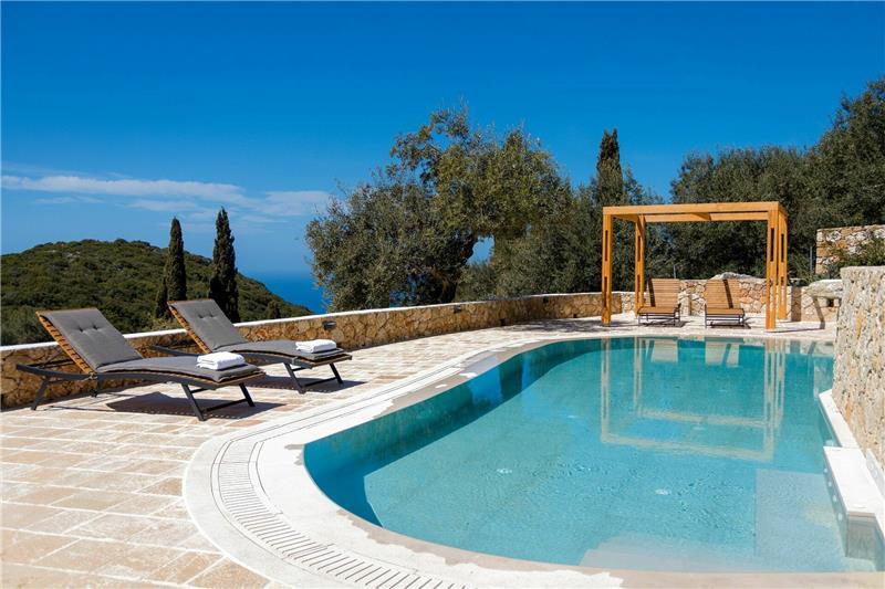 Sea-view villa in Makrades, photograph 3