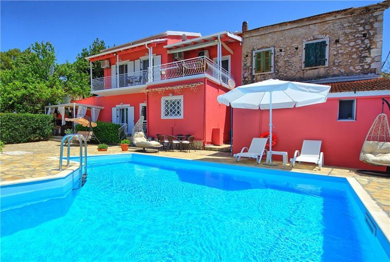 Sea-view villa in Perithia, photograph 1
