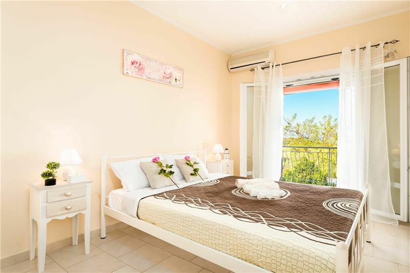 Sea-view villa in Perithia, photograph 17