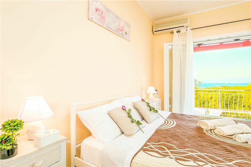 Sea-view villa in Perithia, photograph 19