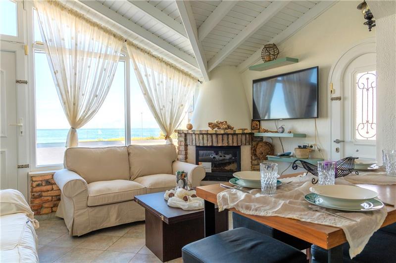 Beachfront villa in Acharavi, photograph 6