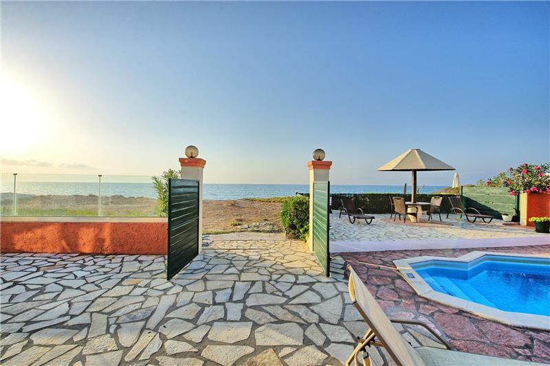 Beachfront villa in Acharavi, photograph 1